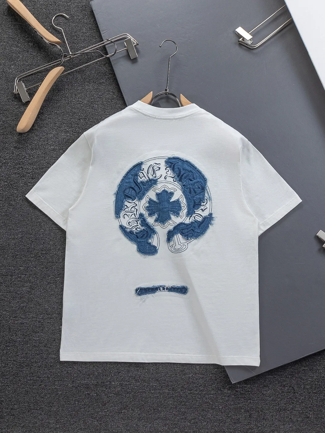 P190 Chrome Hearts CH Cross 26SS New product is hot at the same time💥 Early spring classic style Multiple craftsmanship Denim patch on the chest Horseshoe cross 🪡 Embroidery Large logo cross on the back Horseshoe denim patch Sanskrit ✝️🪡 Embroidery Round neck short-sleeved T-shirt, hot style, a style that both men and women like, same style for men and women, 100% chance of turning heads when wearing it! It’s all about being handsome. The designer’s classic sense is precisely grasped. The whole piece of clothing is heavy. Industrial washing process. Ready-made garments are dyed + sprayed for a horse effect. The double-wash process is very recognizable. It uses heavy washing to make it distressed. The edges of the patch are slightly rolled and naturally distressed. It has a three-dimensional sense of layering and a little damage. It is very visually lethal. It adheres to Kroxin's consistent rough style. The chest and back are large, and the horseshoe flower printed patch pattern is embroidered and decorated. It is also decorated with silver metal engraved distressed buttons. The classic elements full of brand recognition instantly enhance the overall sense of grade and specification. Its texture is quite high-end! The overall feeling is high-end, simple and elegant, with silver hardware accessories, a full set of customized accessories, and the pattern of the entire dress is all decorated with patchwork three-dimensional embroidery technology, which is the finishing touch of the entire dress. The design on the back is even more eye-catching! ! This full back is so cool, it’s full of design, and the overall upper body style highlights fashion and individuality. Wearing it together as a couple is even more popular on the street. I recommend the early autumn sweatshirt! ! The fabric is a unique 320g 100% cotton, which is skin-friendly, breathable, warm to the touch, has a strong texture, and has smooth lines. It can be called a back killer, which has very strict requirements on craftsmanship and cost. The smooth neckline, flat cuffs and hems, the stitches are large and tight, tight and orderly, and the details are perfect. The consistent OS version can be worn alone or layered. It is very casual, but very iconic! It is simply the flagship of high-end trendy brands and must be included in your wardrobe. It has the American fashion spirit of freedom and individuality, and is highly recognizable and stylized! Color: Black White Size: S-XL Size chart: S: Shoulder width 50-Bust 56-Length 70 M: Shoulder width 52-Bust 57-Length 72 L: Shoulder width 54-Bust 59-Length 74 XL: Shoulder width 56-Bust 62-Length 76